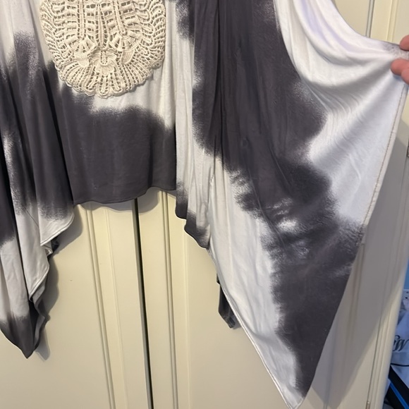 Talk to Angels Grey/ White / Lace Drapey Top Women’s Size Medium - Picture 7 of 10